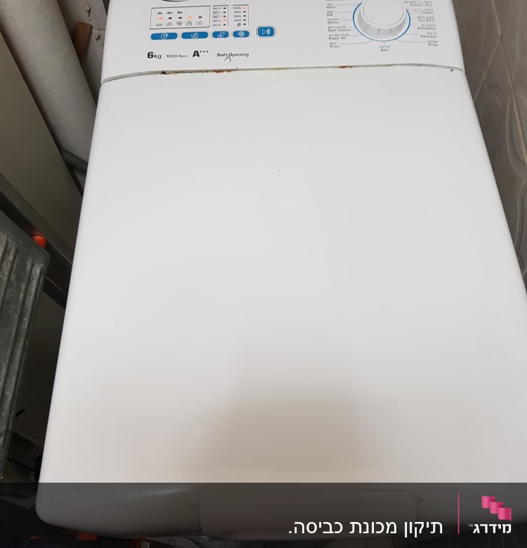 מכונת כביסה עם כפתורים ותצוגה דיגיטלית